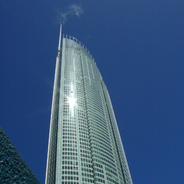 Fire in tallest building in southern hemisphere causes tourists to flee
