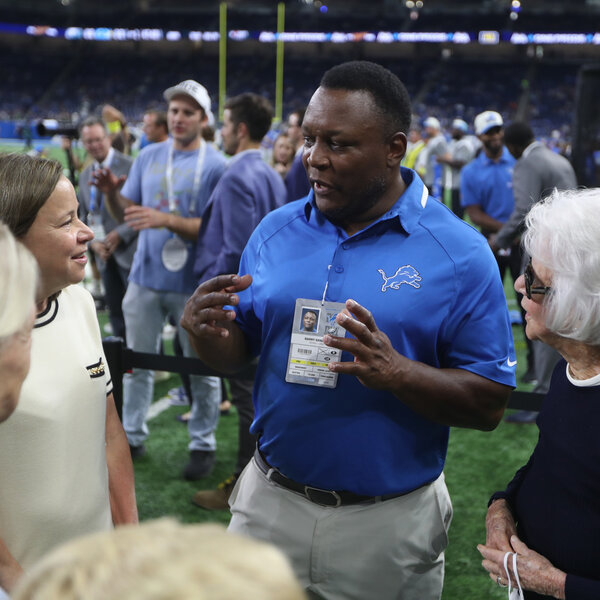 Detroit Lions unveil Barry Sanders statue at Ford Field